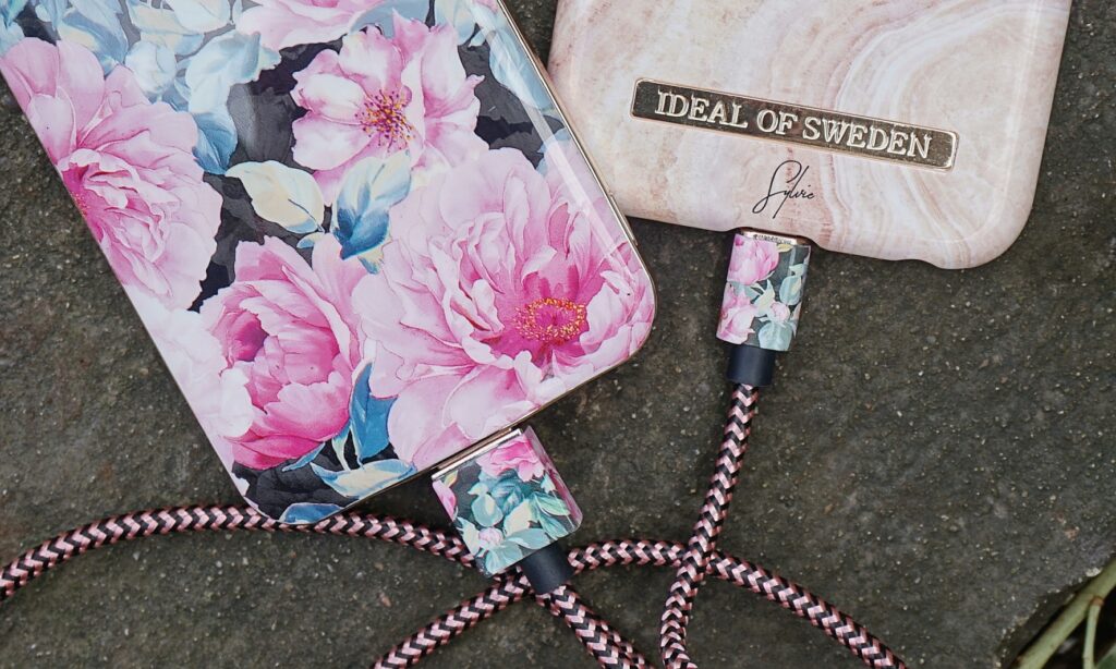 iDeal of Sweden - Peony Garden Power Bank & Cable